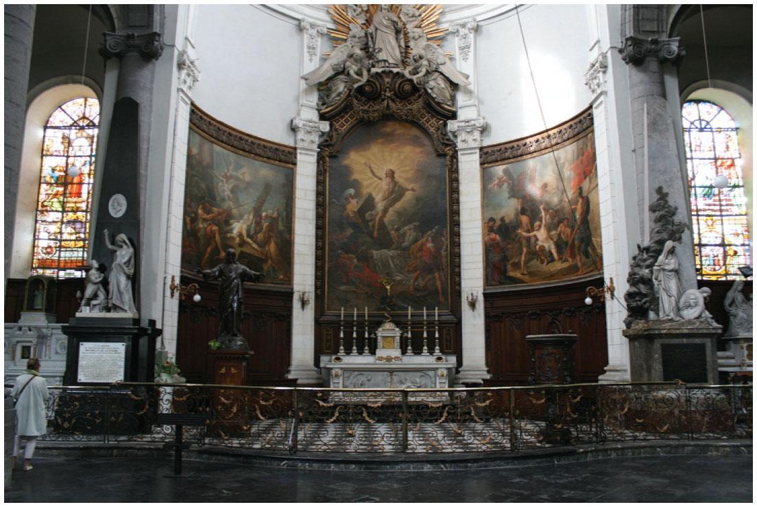 Description de l'image par IA : Intérieur d'église avec peintures de la Résurrection du Christ et des martyrs de saint Pierre et saint André.