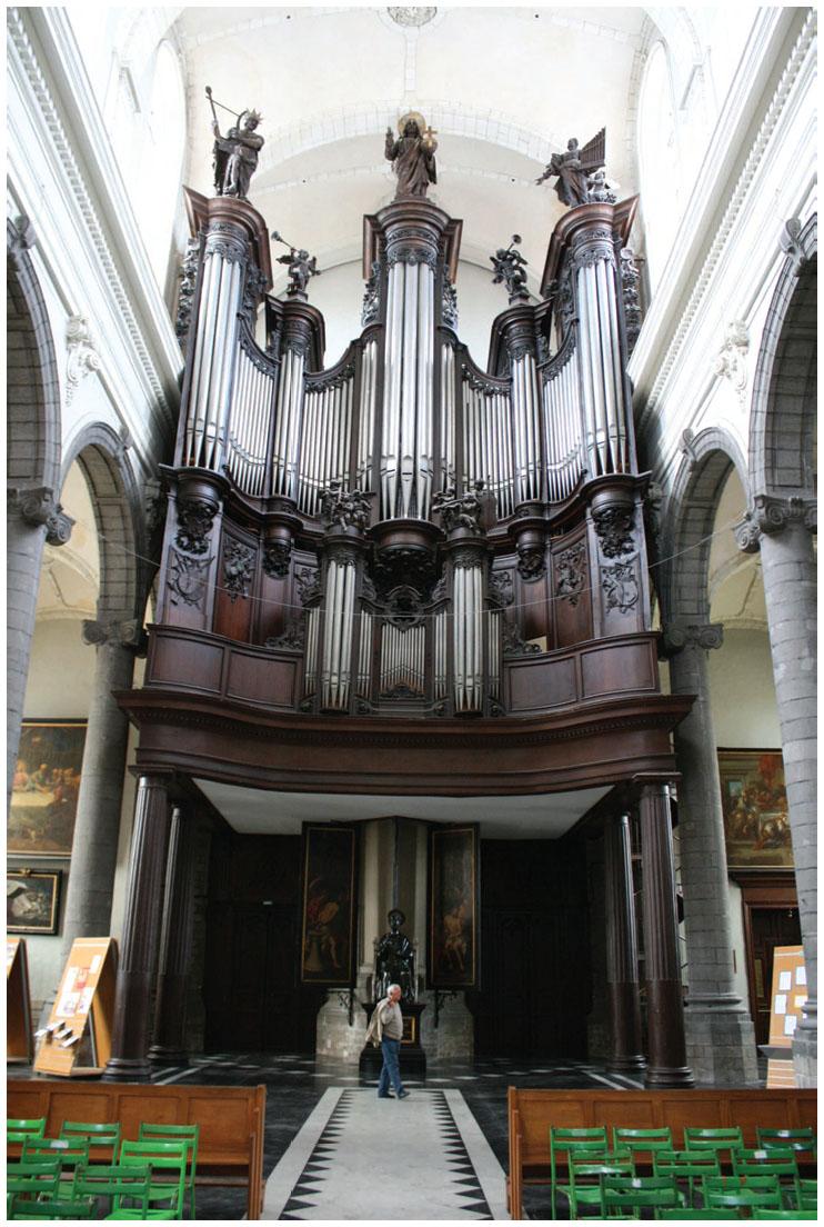 Description de l'image par IA : Grand orgue orné dans une église, avec statues et décorations complexes.