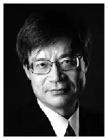 Description de l'image par IA : Homme avec lunettes, cheveux courts, cravate, fond noir.