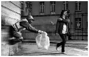 Description de l'image par IA : Homme tend un sac en plastique à une femme dans la rue. Ils sont devant une grille.