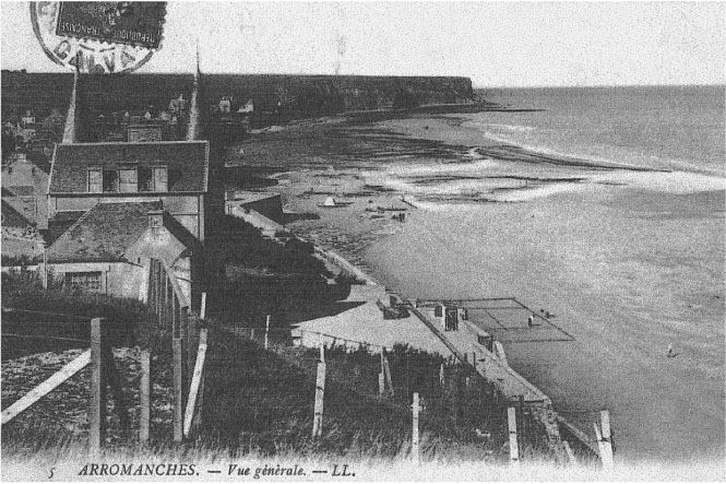 Description de l'image par IA : Plage d'Arromanches avec terrain de tennis tracé à marée basse, maisons et mer en arrière-plan.