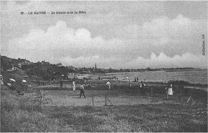 Description de l'image par IA : Partie de tennis près de la plage avec des joueurs et des spectateurs.