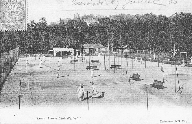 Description de l'image par IA : Terrain de tennis avec plusieurs courts, filets et joueurs en tenue d'époque. Arrière-plan boisé avec des structures en bois.