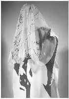 Description de l'image par IA : Femme en robe de mariée avec voile décoré de dessins abstraits et étoiles.
