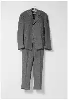 Description de l'image par IA : Costume en feutre gris avec veste et pantalon, suspendu à un cintre.