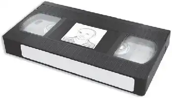 Description de l'image par IA : Cassette vidéo noire avec une image en noir et blanc d'un visage d'enfant sur l'étiquette.