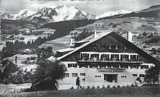 Description de l'image par IA : Chalet en montagne avec vue sur les Alpes enneigées.