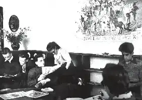 Description de l'image par IA : Étudiants au salon, lisant et écrivant.